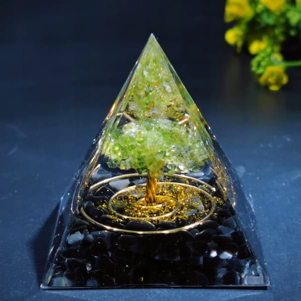 ORGONIT Pyramid + LED Lampbas 5cm Kristallstenar Amulett 5cm HX14