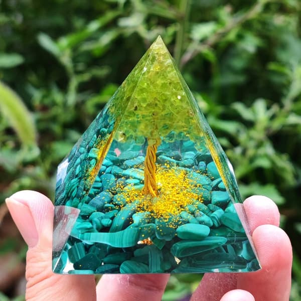 ORGONIITTIPYRAMIDI +LED-LAMPUNJALA 5cm KRISTALLIKIVET AMULETTI 5cm HX12