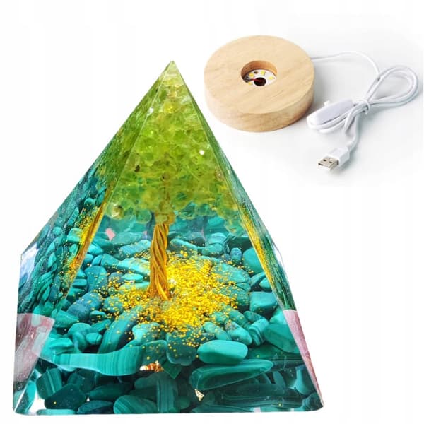 ORGONIITTIPYRAMIDI +LED-LAMPUNJALA 5cm KRISTALLIKIVET AMULETTI 5cm HX12