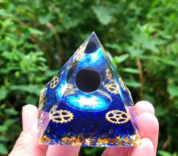 ORGONIT Pyramide + LED Lampebase 5cm Krystalsten Amulet 5cm HX10