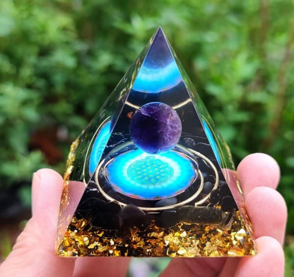 ORGONIITTIPYRAMIDI +LED-LAMPUNJALA 5cm KRISTALLIKIVET AMULETTI 5cm HX09