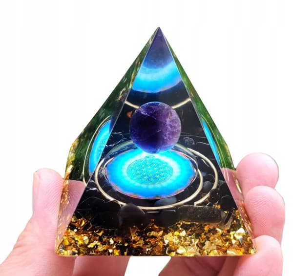 ORGONIITTIPYRAMIDI +LED-LAMPUNJALA 5cm KRISTALLIKIVET AMULETTI 5cm HX09