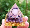 Pikkukuva 4 / 10: ORGONIITTIPYRAMIDI +LED-LAMPUNJALA 5cm KRISTALLIKIVET AMULETTI 5cm HX08
