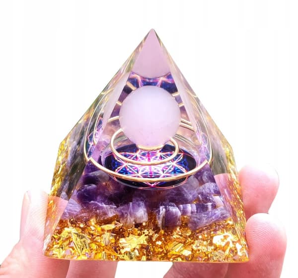 ORGONIITTIPYRAMIDI +LED-LAMPUNJALA 5cm KRISTALLIKIVET AMULETTI 5cm HX08