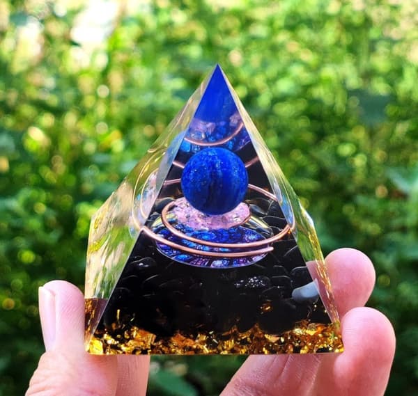 ORGONIITTIPYRAMIDI +LED-LAMPUNJALA 5cm KRISTALLIKIVET AMULETTI 5cm HX07