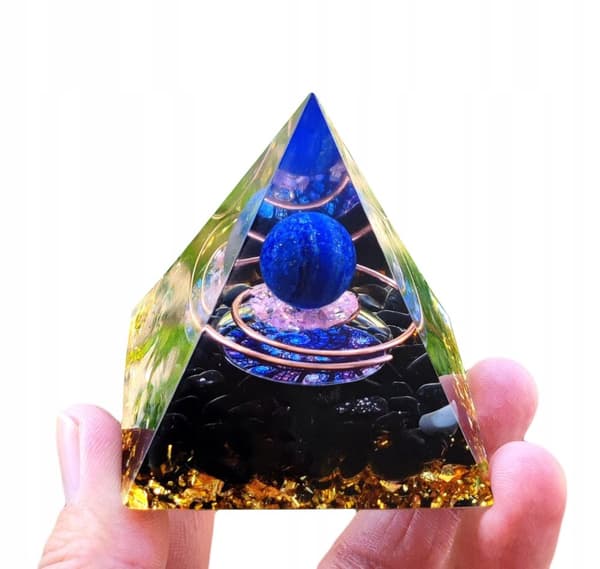 ORGONIITTIPYRAMIDI +LED-LAMPUNJALA 5cm KRISTALLIKIVET AMULETTI 5cm HX07