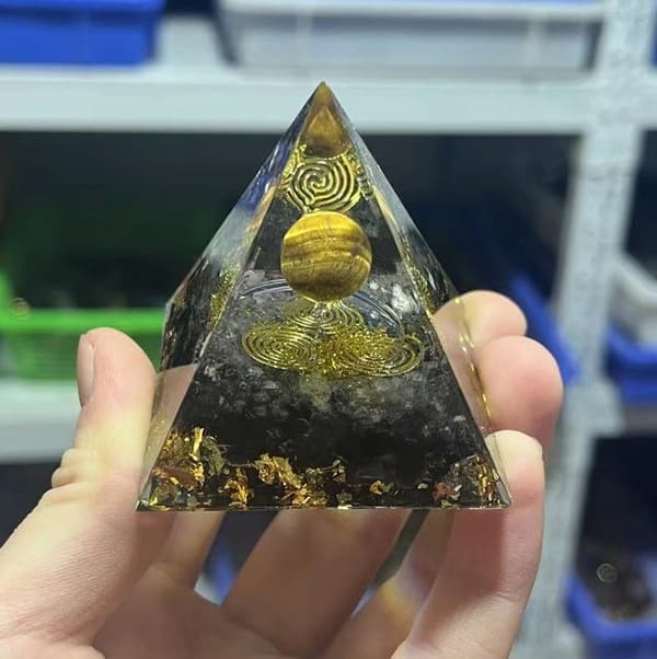 ORGONIT Pyramid + LED Lampbas 5cm Kristallstenar Amulett 5cm HX05