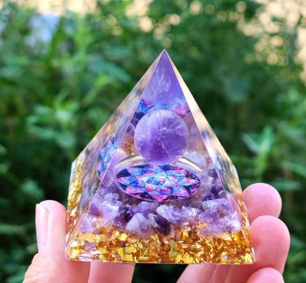 ORGONIT Pyramide + LED Lampebase 5cm Krystalsten Amulet 5cm HX04