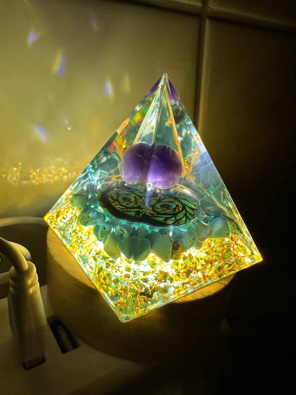 ORGONIT Pyramide + LED Lampebase 5cm Krystalsten Amulet 5cm HX04