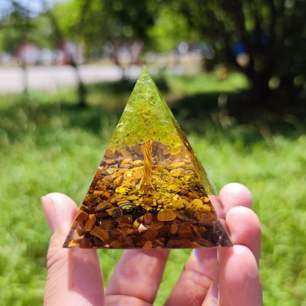 ORGONIT Pyramid + LED Lampbas 5cm Kristallstenar Amulett 5cm HX02