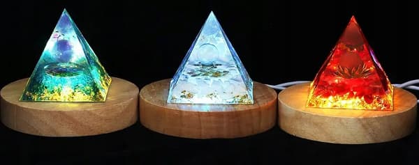 ORGONIT Pyramid + LED Lampbas 5cm Kristallstenar Amulett 5cm HX02