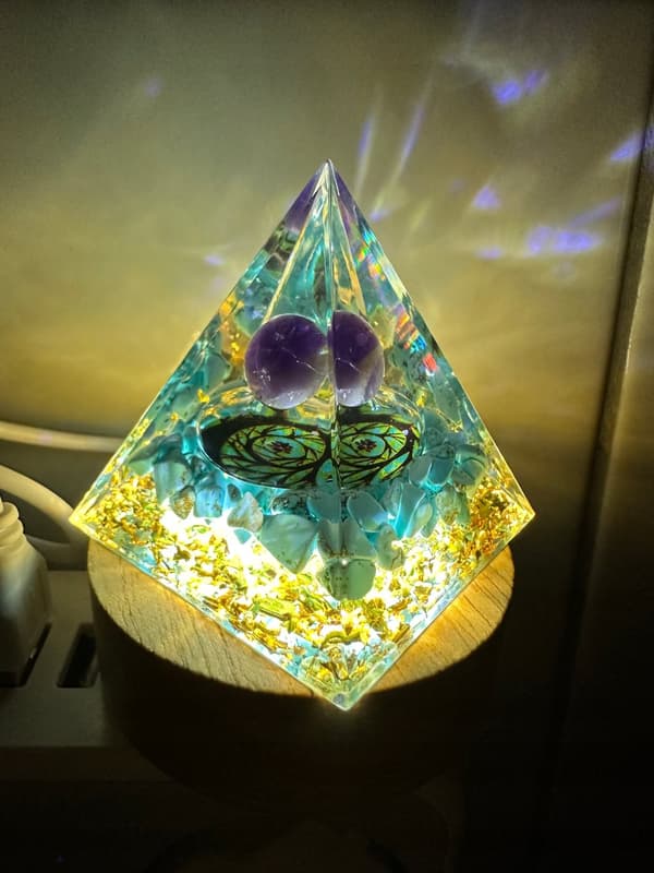 ORGONIT Pyramid + LED Lampbas 5cm Kristallstenar Amulett 5cm HX02