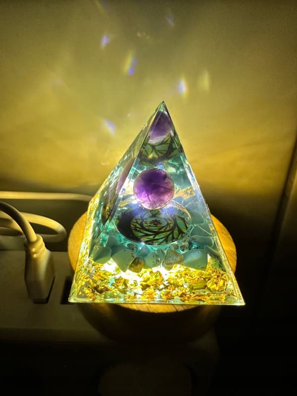 ORGONIT Pyramid + LED Lampbas 5cm Kristallstenar Amulett 5cm HX02