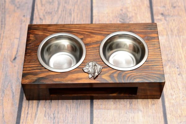 Basset Hound I - puinen teline koirankulhoilla, teräskulhoilla, koiran adoptiolahja Art-Dogilta
