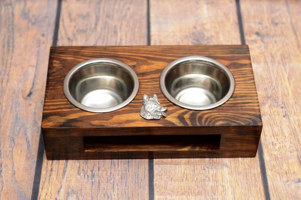 Schäfer, Alsace - träställ med hundskålar, hundskålar i stål, hundadoptionspresent från Art-Dog