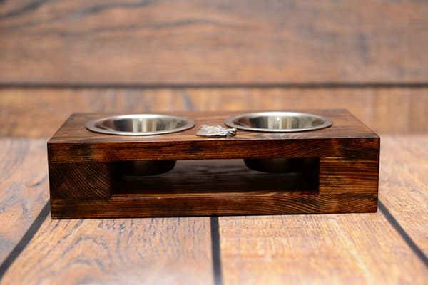 Schäfer, Alsace - träställ med hundskålar, hundskålar i stål, hundadoptionspresent från Art-Dog