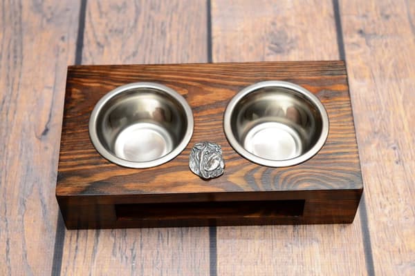 Shar Pei - puinen teline koirankulhoilla, teräskulhoilla, koiran adoptiolahja Art-Dogilta