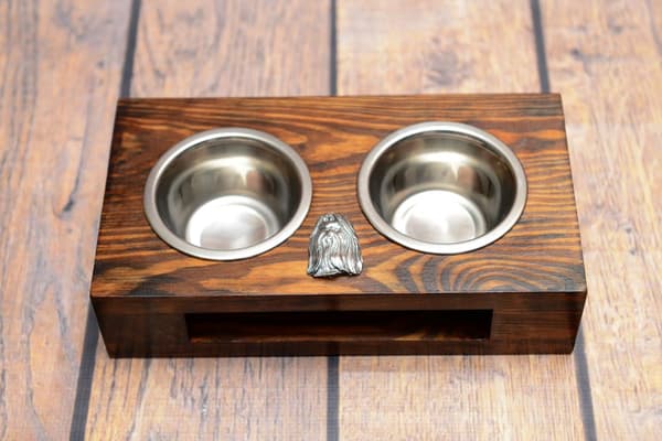 Shih Tzu, Shi tsu, Shi-Tzu, Szi-cu, Szitzu - träställ med hundskålar, stålhundskålar, hundadoptionspresent från Art-Dog