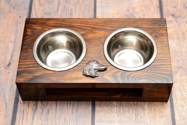 Mäyräkoira - puinen teline koirankulhoilla, teräskulhoilla, koiran adoptiolahja Art-Dogilta