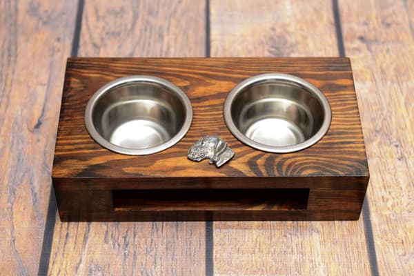 Bedlingtoninterrieri, Rothbury Terrier - puinen teline koirankulhoilla, teräskulhoilla, koiran adoptiolahja Art-Dogilta