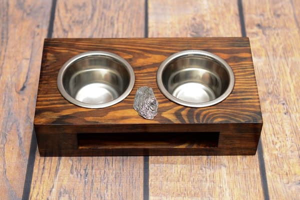 French Shepherd Briard, Berger de Brie I - träställ med hundskålar, stålhundskålar, hundadoptionspresent från Art-Dog