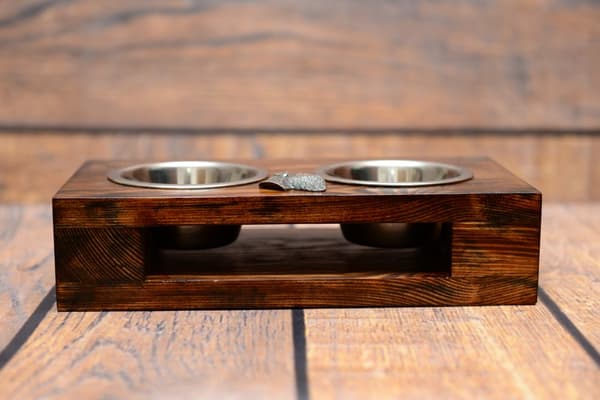 Venäjän mustaterrieri - puinen teline koirankulhoilla, teräskulhoilla, koiran adoptiolahja Art-Dogilta