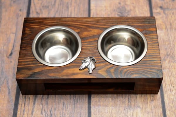 Italian vinttikoira, Italian vinttikoira - puinen teline koirankulhoilla, teräskulhoilla, koiran adoptiolahja Art-Dogilta