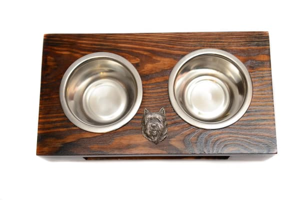 Cairn Terrier II - træstativ med hundeskåle, stål hundeskåle, hundeadoptionsgave fra Art-Dog
