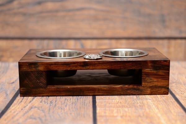 Bordeaux Dog, Dogue de Bordeaux, Ranskan mastiffi II - puinen teline koirankulhoilla, teräskulhot, koiran adoptiolahja Art-Dogilta