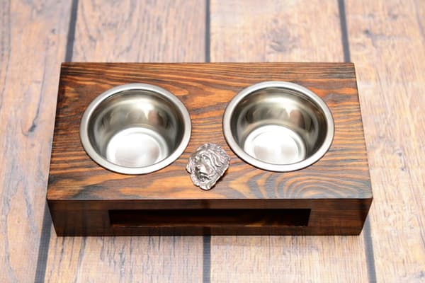 Tiibetinmastiffi, tiibetin tanskandoggi - puinen teline, jossa koiran kulhoja, teräskulhoja, koiran adoptiolahja Art-Dogilta