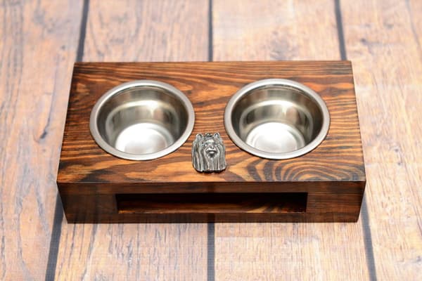 Yorkshirenterrieri, York, York, Yorkie III - puinen teline koirankulhoilla, teräskulhoilla, koiran adoptiolahja Art-Dogilta