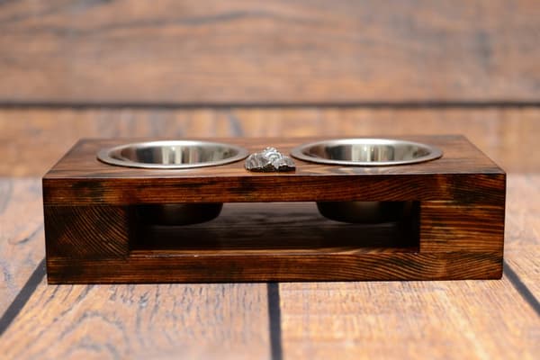 Yorkshirenterrieri, York, York, Yorkie III - puinen teline koirankulhoilla, teräskulhoilla, koiran adoptiolahja Art-Dogilta