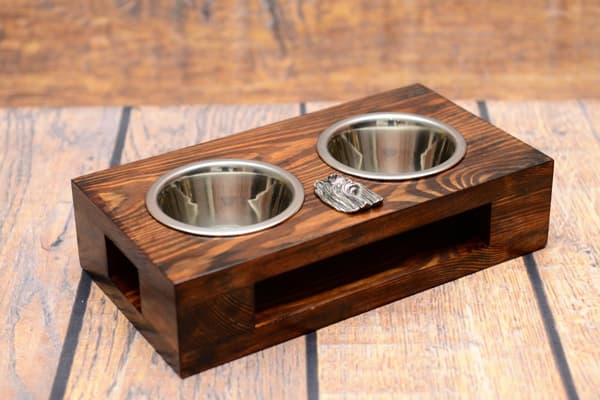 Yorkshirenterrieri, York, York, Yorkie III - puinen teline koirankulhoilla, teräskulhoilla, koiran adoptiolahja Art-Dogilta