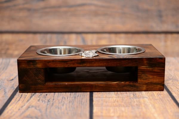 Tosa Inu, Tosa-inu, japanilainen mastiffi - puinen teline koirankulhoilla, teräskulhoilla, koiran adoptiolahja Art-Dogilta