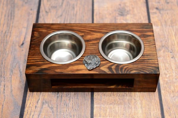 Puolan alamaanlammaskoira, PON - puinen teline, jossa koiran kulhoja, teräskulhoja, koiran adoptiolahja Art-Dogilta