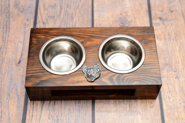 Papillon, mannerspanieli - puinen teline koirankulhoilla, teräskulhoilla, koiran adoptiolahja Art-Dogilta