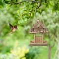 Miniatyrbild 2 av 6: Relaxdays Fågelmatare, träskydd, hängande koja, fågelbo, trädgård, HxLxP 25 x 17,5 x 16 cm, natur