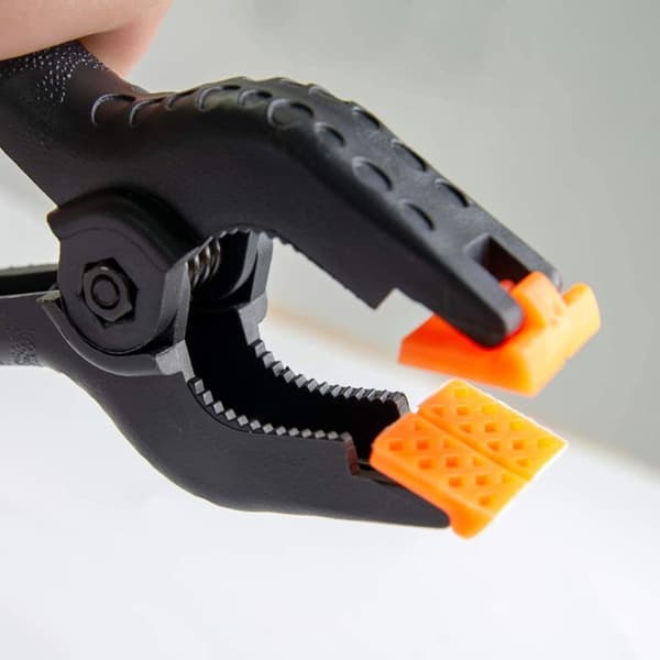 Fjäderklämma - Ej specificerad - Paket med 4 - 5,1 cm - Hårdflexibel plast - Svart