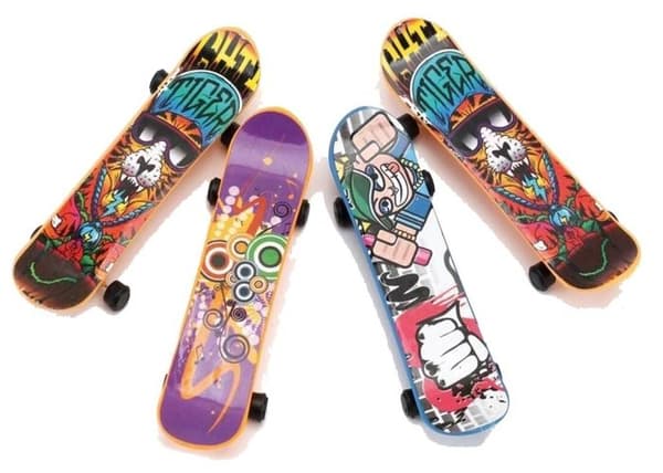 P'TIT Clown re23490 - Paket med 4 mini leksaker skateboard
