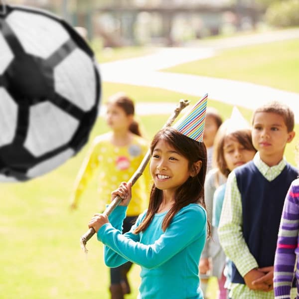 Relaxdays hängande pinata fotbollsboll, för barn, att fylla, födelsedagsdekoration, vit-svart