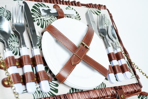 Picknickkorg - 4 personer - 22 stycken - flätad korg - 43x30x19cm