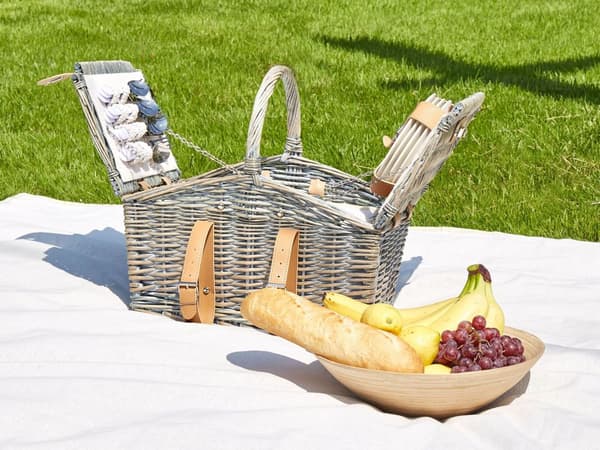 Piknik-kori neljälle hengelle pajupunos harmaa astiasto aterimet kylmälaukku peitto ja korkinavaaja