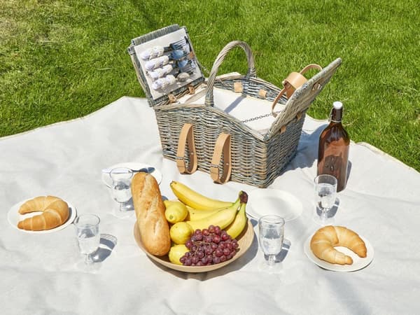 Piknik-kori neljälle hengelle pajupunos harmaa astiasto aterimet kylmälaukku peitto ja korkinavaaja