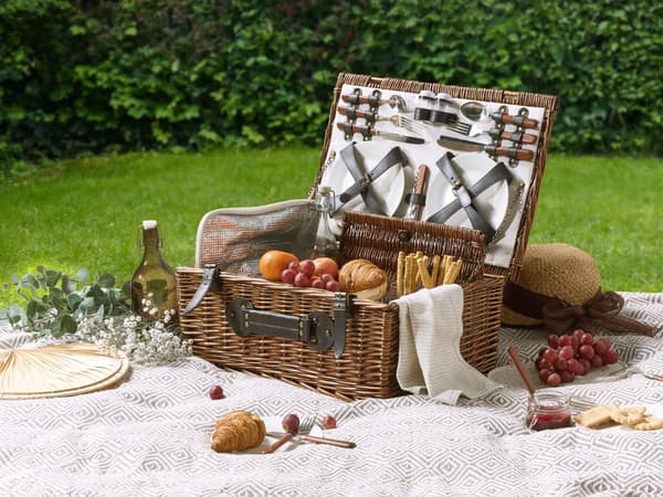 Picnickurv til 4 personer i brun flet med tilbehør tallerkener bestik vinglas køler termotaske tilbehør