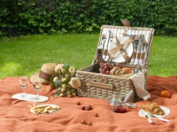 Picnickurv til 4 personer i naturflet med tilbehør tallerkener bestik vinglas køler med proptrækker tilbehør
