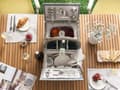 Miniatyrbillede 4 af 11: Picnickurv til 4 personer grå flet med tilbehør tallerkener bestik vinglas køler med proptrækker tilbehør
