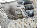 Miniatyrbillede 11 af 11: Picnickurv til 4 personer grå flet med tilbehør tallerkener bestik vinglas køler med proptrækker tilbehør