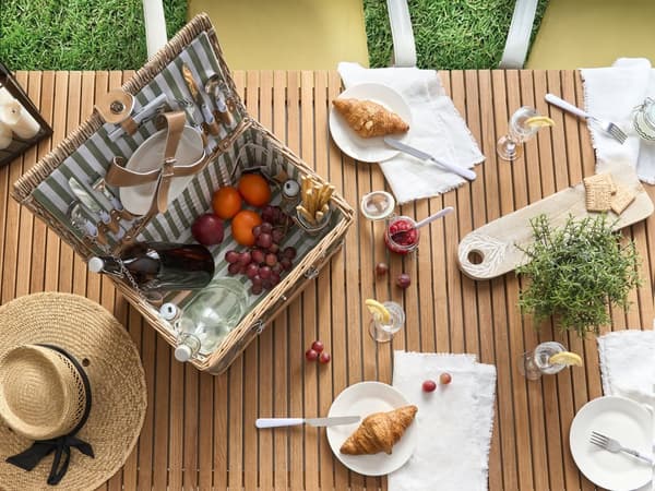 4 personers Piknikkurv i Naturlig Flettverk med Bestikksett Tallerkener Vinglass og Kjølebag med Korketrekker Vasket Finish