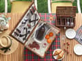 Miniatyrbilde 4 av 11: 4 personers Piknikkurv i Brun Flett med Bestikksett Tallerkener Vinglass og Kjølebag Vasket Finish