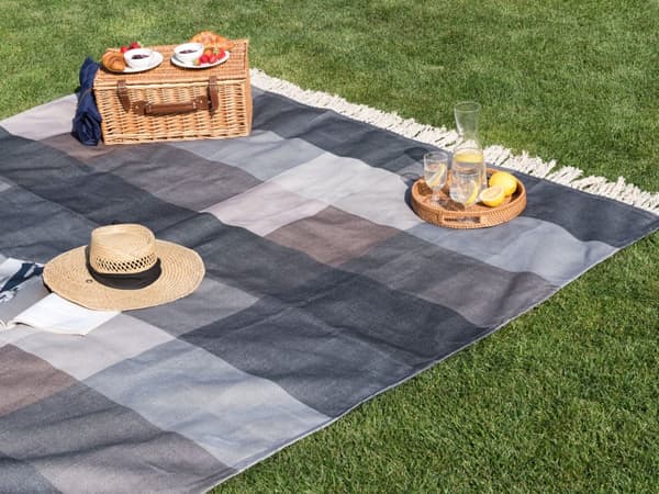 Piknikpledd Grå Polyester 200 x 200 cm Håndvevd Rutete mønster Bærestropp Piknikteppe Tekstiler Utendørs